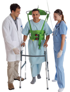 soignant et aidant avec patient qui marche - Médivie